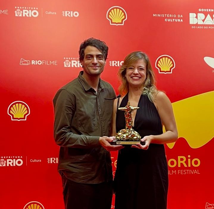 Luciana Vieira e Marcel Beltrán celebram conquista do Troféu Redentor. Foto: Divulgação